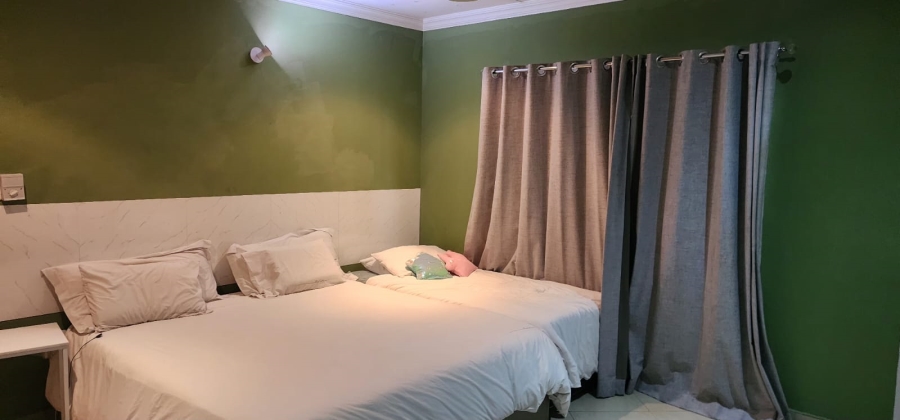 6 Bedroom Property for Sale in Zinniaville North West
